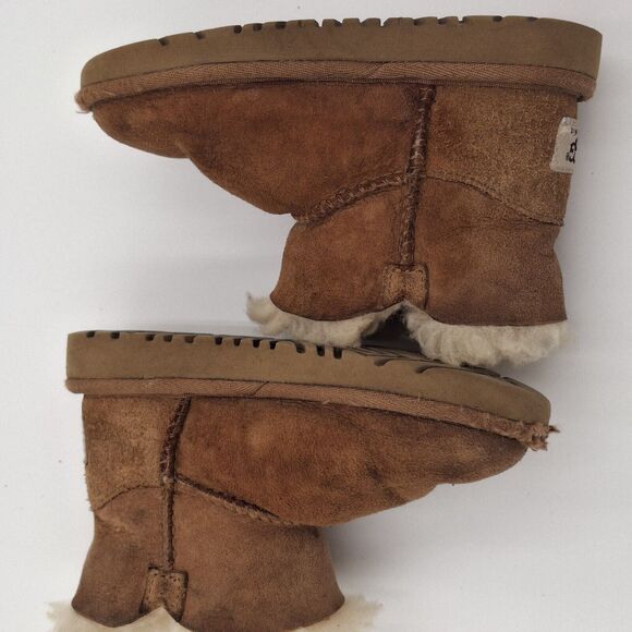 UGG Bailey Button Size 9 Kids Brown Fashion Boots Fall Winter Kids Shoes Issues - Picture 12 of 15